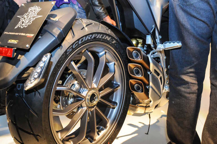 Cận cảnh cụm ống xả và bánh xe thiết kế mới ở phía sau.