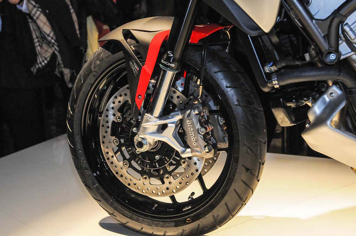 Turismo Veloce 800 được trang bị 2 phanh đĩa kích thước lớn với phanh Brembo ở bánh trước.