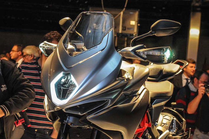 Điển hình như phần đầu giống dòng superbike F4.