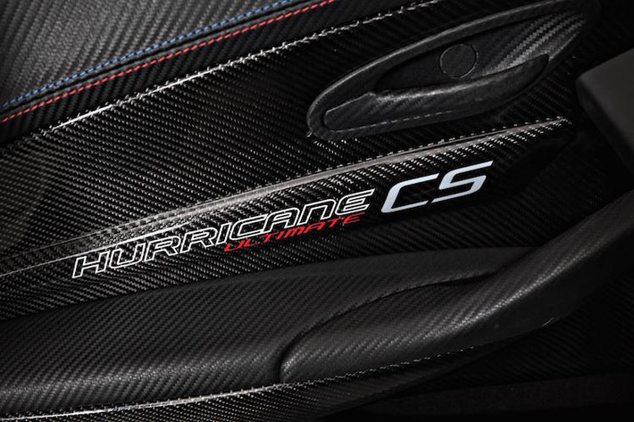 Những chi tiết ốp trong nội thất được thay bằng sợi carbon.