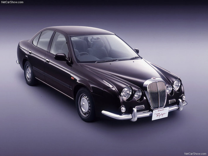 Trên những chiếc xe của Mitsuoka, các chi tiết cổ điển mà hãng "chế" vào hoàn toàn không ăn nhập với những đường nét hiện đại ở thân xe, khiến kiểu dáng của chúng trở nên "dở ông dở thằng", đầy khập khiễng.