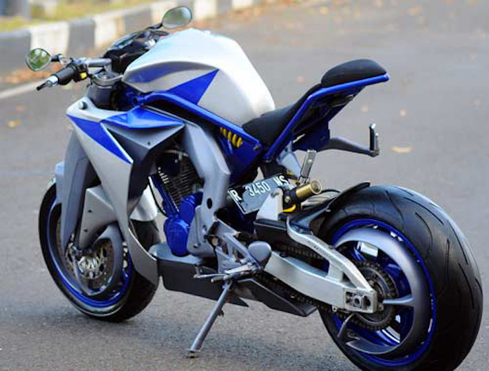 Bản độ Honda Tiger Revo này đã được Vishnu Eyank lựa chọn màu xanh kết hợp với xám, khiến chiếc xe càng trở nên hiện đại hơn.