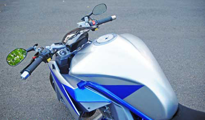 Bình xăng của xe được anh lấy từ chiếc CBR1000RR, sau đó gò lại để vừa với bộ khung của Tiger Revo.