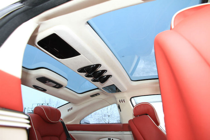 Cửa sổ trời cùng các đồng hồ chỉ báo như trên Maybach 57 thường.