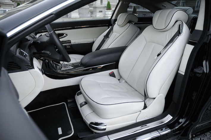 Là chiếc coupe sang trọng dành cho các VIP, Maybach 57 SC có các ghế trước thoải mái, dầy đặn.