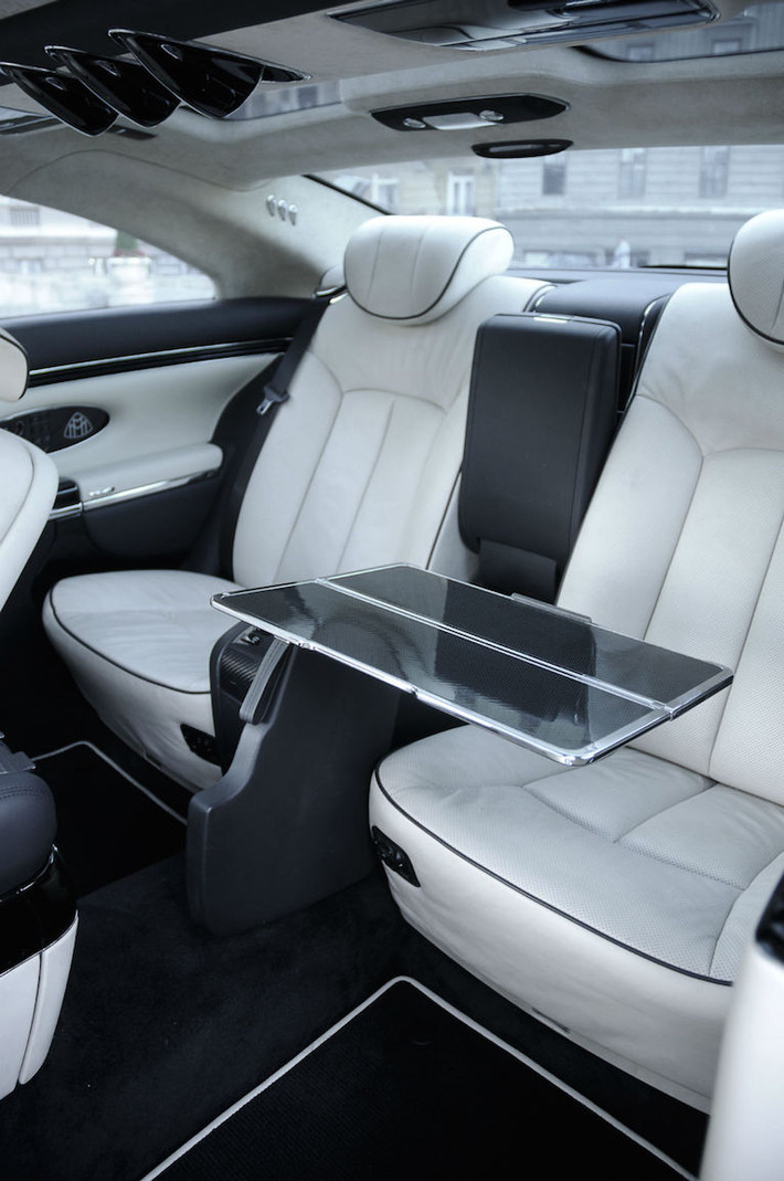 Bàn gấp ở ghế sau cũng được làm từ sợi carbon.