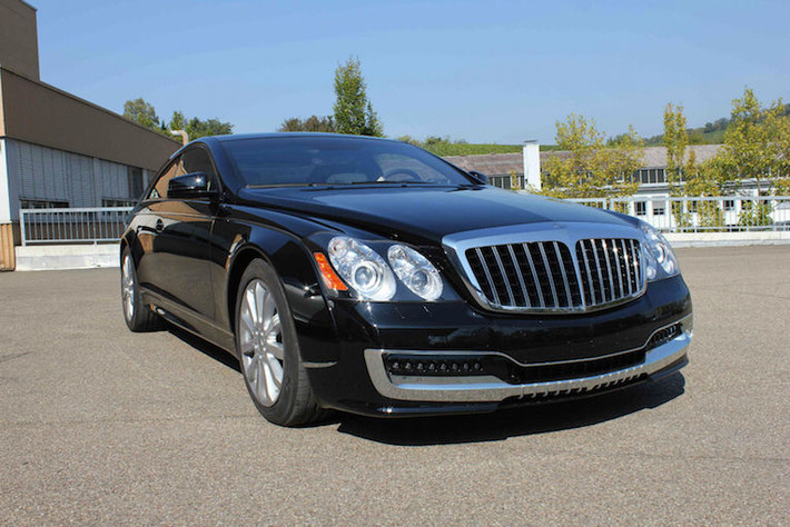 Phần đầu của xe không có logo Maybach gắn trên, cùng với cản trước thiết kế mới so với bản sedan.