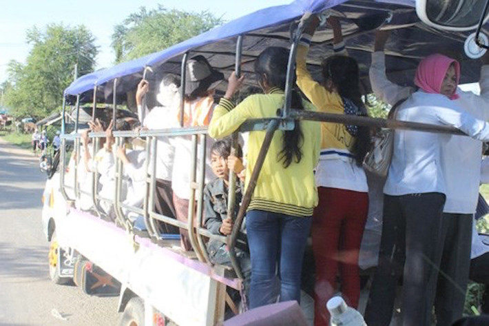 Một số chiếc xe tải còn được hoán đổi thành xe chở người với hàng ghế ngồi, nhưng đa số vẫn phải đứng "chen chúc" trên thùng xe.