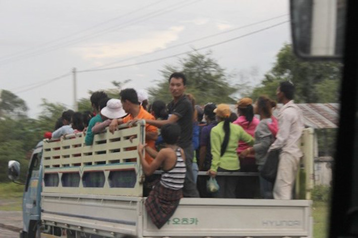 Đối với họ, việc phải đứng lâu không thành vấn đề, miễn là giá rẻ và tới chỗ làm kịp thời.