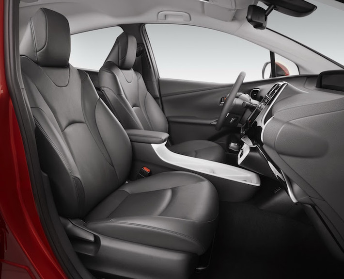 Chiếc xe cũng được tích hợp gói các trang bị an toàn Toyota Safety Sense mới, với các hệ thống điện tử hỗ trợ người lái như cảnh báo người đi bộ, cảnh báo chuyển làn, chống va chạm...