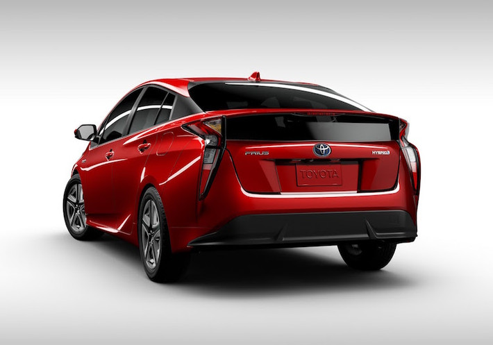 Prius cũng là mẫu xe đầu tiên dùng nền tảng chassis toàn cầu mới của Toyota với các ưu điểm như trọng tâm thấp hơn, khoang hành lý rộng hơn và hệ thống treo wishbone kép cho bánh sau,