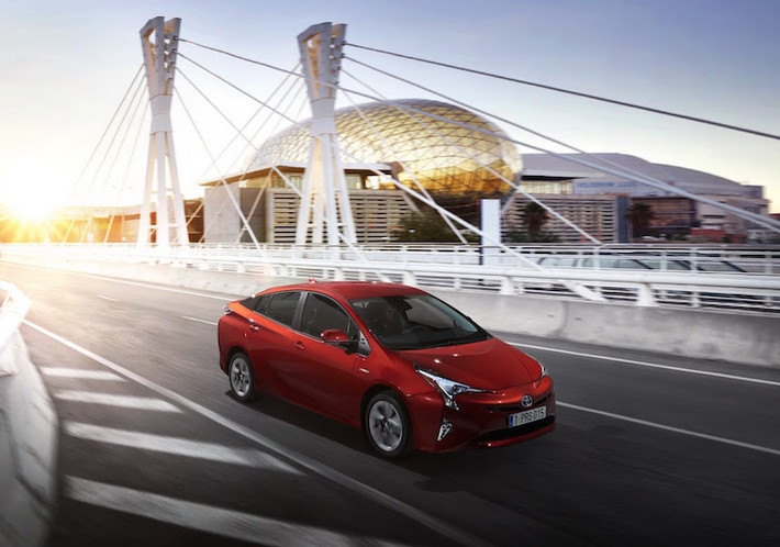 Ngoài ra, do sử dụng nền tảng chassis mới nên Prius cũng có thân xe cứng hơn tới 60%, đem tới cho chiếc xe khả năng vận hành ổn định và cảm giác "đầm chắc" khi cầm lái.