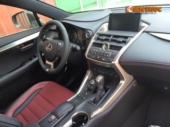 Trong khi bản F-Sport có tông đen-đỏ cá tính hơn.