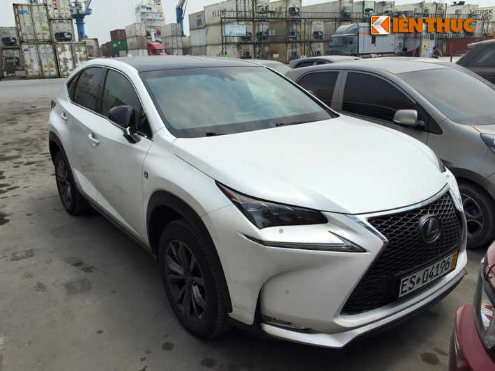 Được biết những chiếc NX300h này đang được đơn vị nhập khẩu bán với giá 142.000 USD (tương đương 3 tỷ đồng).
