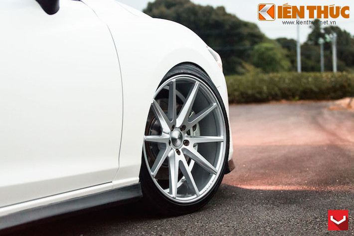 Điểm nhấn lớn nhất của xe nằm ở bộ mâm "độ" Vossen VFS1 20 inch của Mỹ, đã từng xuất hiện trên nhiều siêu xe trước đây.