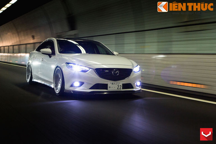 Mazda 6 tại Việt Nam có giá từ 998 triệu đồng đến 1,159 tỷ đồng cho 2 phiên bản, theo công bố của VinaMazda.