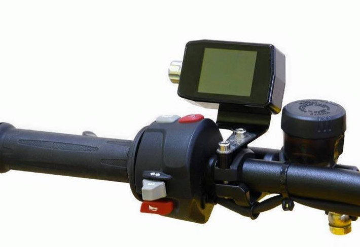 Chiếc xe cũng được tích hợp hàng loạt các tiện nghi hiện đại, chẳng hạn như màn hình kèm camera lùi để thay thế cho gương chiếu hậu.