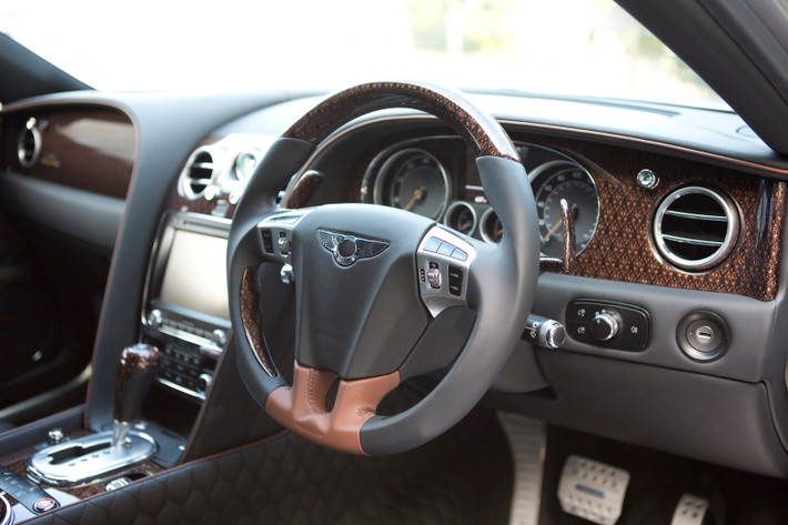 Đúng theo truyền thống của Bentley, các chi tiết bọc da đã được Mansory bọc lại hoàn toàn thủ công. Tuy nhiên loại da được hãng sử dụng có độ mềm mại hơn rất nhiều so với da của Bentley.