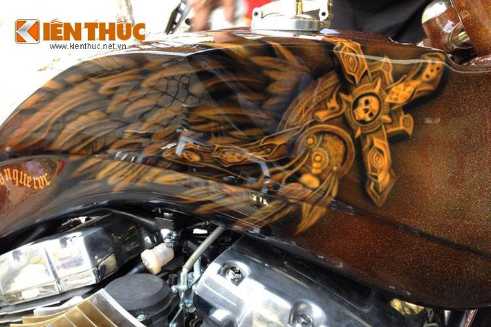 Đi theo đúng phong cách độ Harley của Thế giới, sơn xe đã được phối nhũ kim loại để tạo hiệu ứng ánh kim Metalflake bắt mắt. Nó phù hợp với dáng xe mới, bình xăng cũng đã được gò lại theo ý chủ nhân.