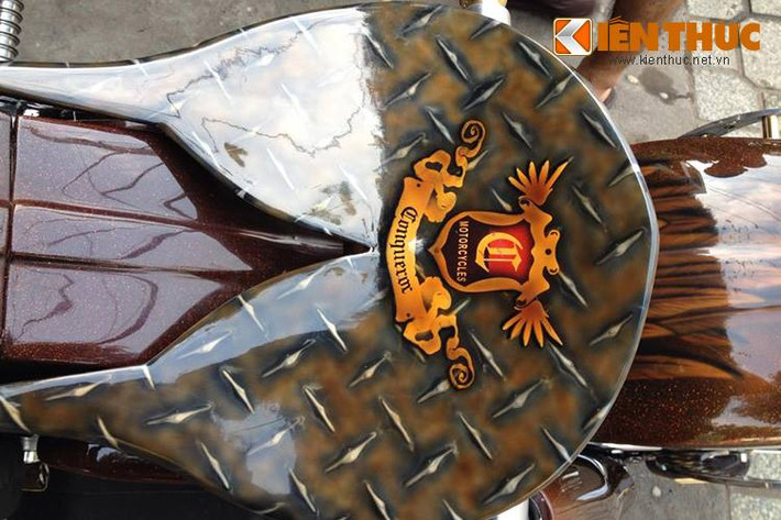Điều này được thể hiện rõ nhất qua chi tiết yên solo đầy tính "cực đoan" khi chỉ là một tấm thép được sơn cầu kỳ gắn vào xe, hoàn toàn không được lót đệm.