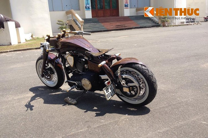 Nhìn qua có vẻ giống dáng bobber, nhưng chủ xe cho biết rằng ông không cố chạy theo bất kỳ phong cách nào, thay vào đó chỉ làm xe theo cảm hứng bất tận của bản thân.