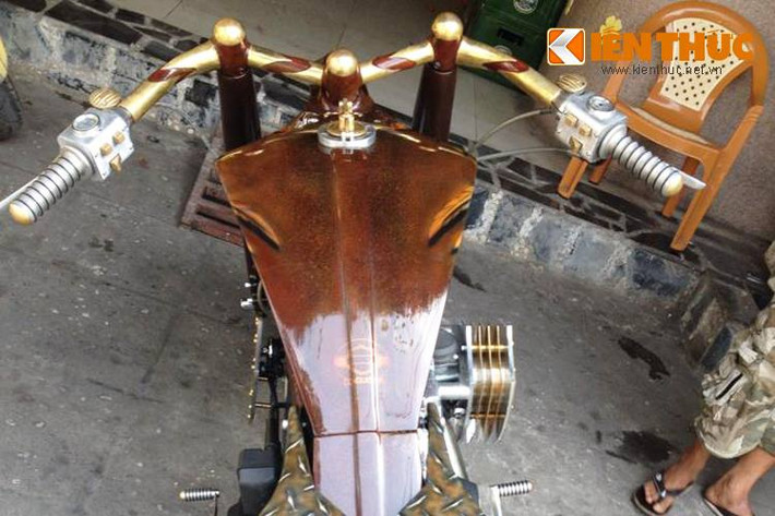 Tay lái cùng với những cùm công tắc cũng là một trong những chi tiết mà chủ xe ưng ý nhất trên bản độ Blackhawk này, ghi-đông được mạ vàng sang trọng và các cùm được chế tạo thủ công.