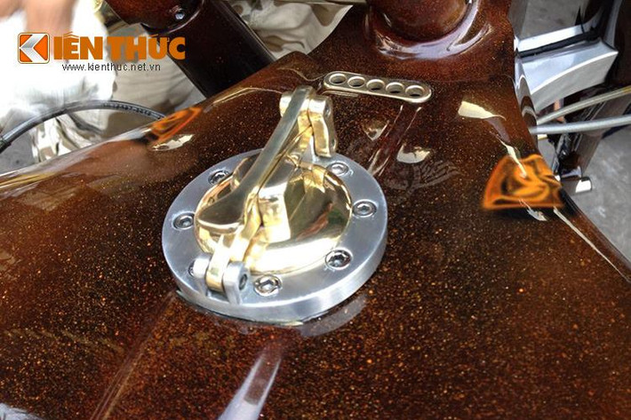 Ngoài việc gò lại bình xăng thuôn dài với kiểu dáng độc đáo, nắp bình xăng cũng đã được chế tác thủ công lại bằng đồng và nhôm theo đúng phong cách Steampunk.