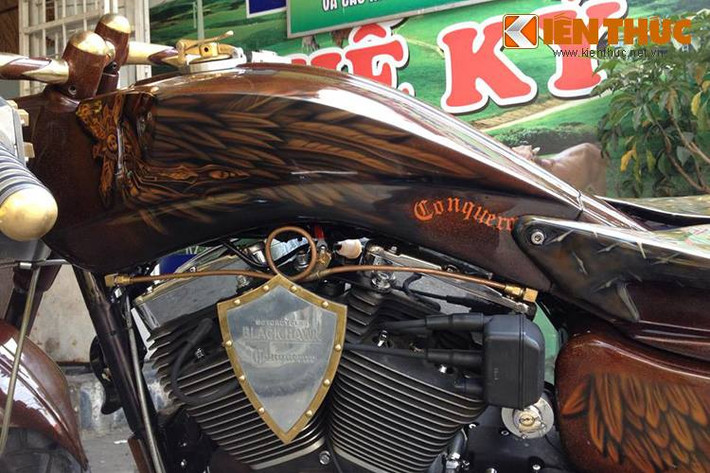 Toàn bộ chiếc xe được sơn airbrush vẽ hình cánh đại bàng. Dòng chữ Conqueror - "Kẻ chinh phục" xuất hiện ở nhiều chi tiết trên xe, là mong muốn của chủ nhân về một thương hiệu xế độ "Conqueror".