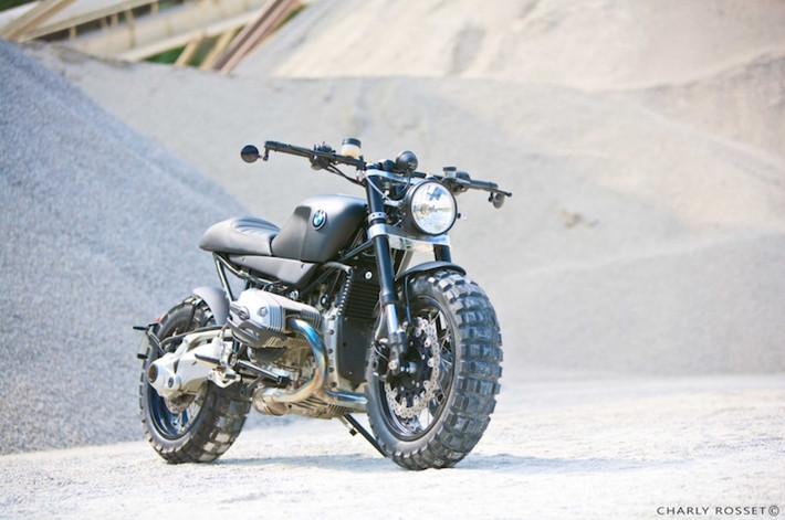 Giảm xóc trước dạng Telelever của BMW R1200R đã được thay bằng cặp phuộc USD từ Yamaha R6, kèm theo đó là các phanh đĩa với đường kính 320 mm, kèm theo heo 4 pis ở mỗi bên bánh.