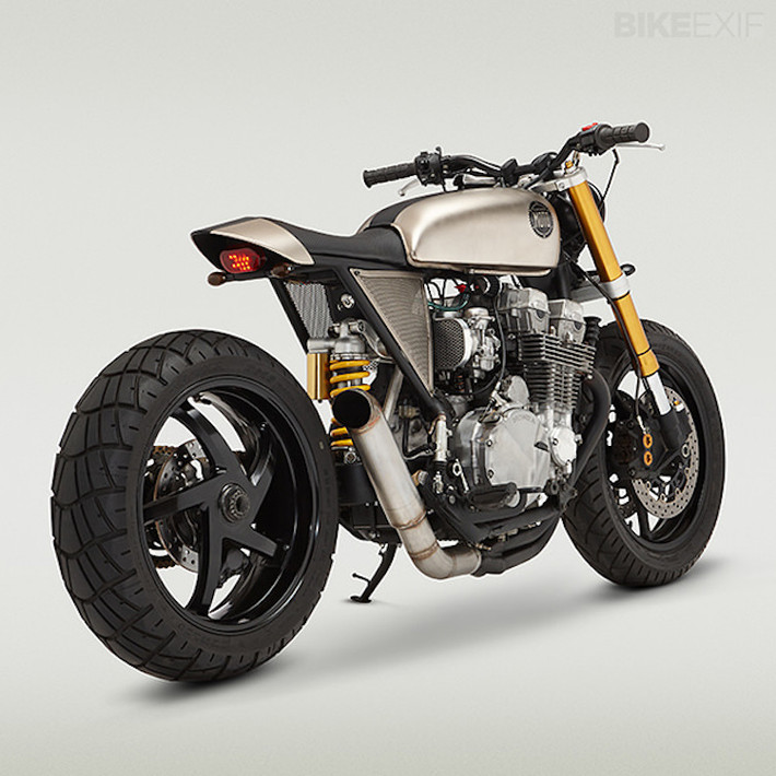 Ở phía sau, John đã trang bị gắp đơn của Ducati Multistrada cho xe, bên cạnh giảm xóc của Ducati Hypermotard và mâm của Ducati 996.