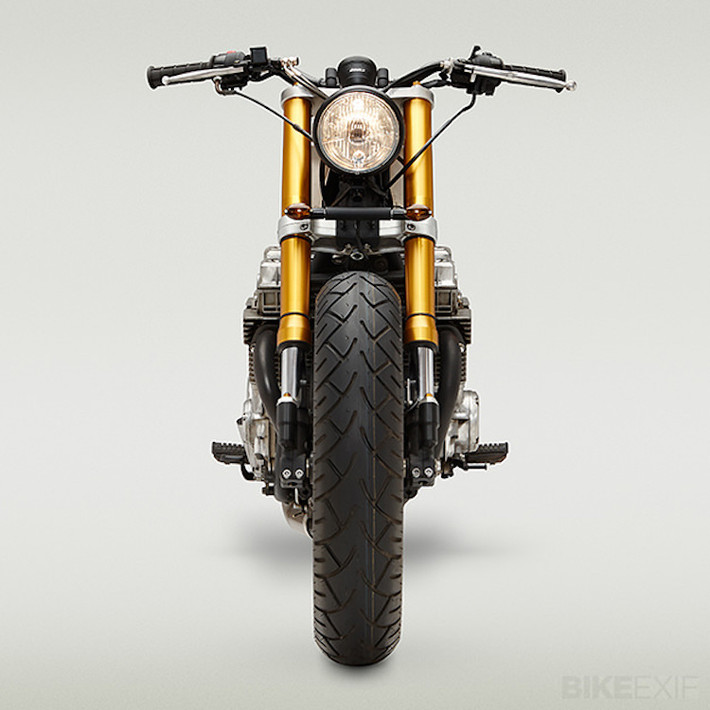 Bình xăng của chiếc xe được mạ niken, được lấy từ chiếc Yamaha RD250 từ năm 1974. Toàn bộ động cơ xe được "dựng" lại từ đầu, kèm theo lọc gió "thửa" riêng.