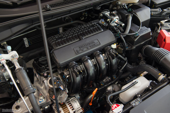 Bên dưới nắp ca-pô vẫn là khối động cơ 1.5l 4 xi-lanh i-VTEC quen thuộc với công suất tối đa 118 mã lực và mô-men xoắn cực đại 145 Nm. Xe có 2 lựa chọn hộp số là số sàn 5 cấp và số tự động biến thiên vô cấp CVT tích hợp lẫy chuyển số thể thao.