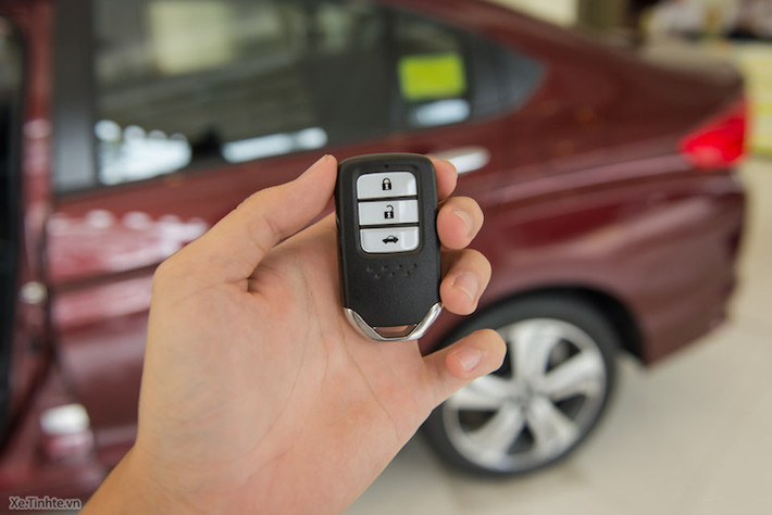 Thay đổi đáng ghi nhận đầu tiên của Honda City mới đó là sự xuất hiện của hệ thống thông minh Smart Key, giúp người dùng chỉ việc bấm nút mở cửa nếu như đã mang theo chìa khoá trong người.