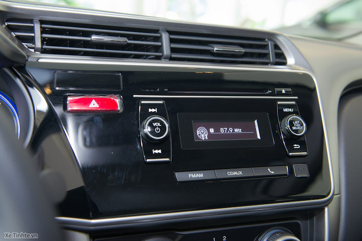 Trang bị giải trí trên xe vẫn đơn giản với đầu CD 1 đĩa với kết nối USB, AUX, Bluetooth.