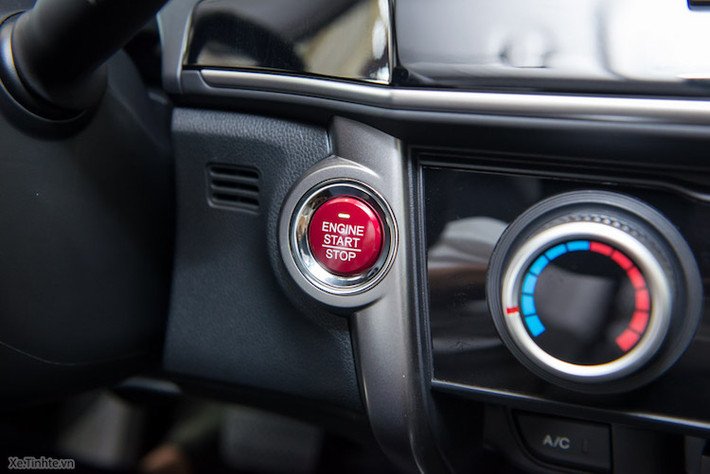 Nút khởi động Start/Stop hoạt động cùng với hệ thống Smart Key, dù không còn ổ cắm chìa khoá nhưng nếu không cầm theo khoá, người dùng cũng không thể nổ máy.