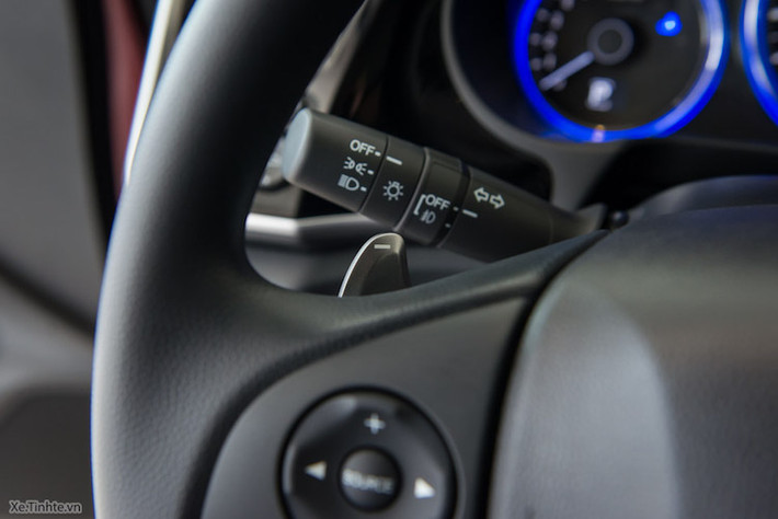 Lẫy chuyển số của hộp số tự động vô cấp CVT nằm sau vô-lăng đem tới trải nghiệm lái thể thao.