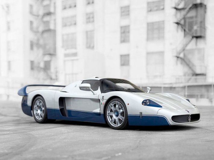 Sử dụng chung động cơ và chassis với Ferrari Enzo, nhưng Maserati MC12 hiếm hơn nhiều khi chỉ có 62 chiếc được chế tạo.