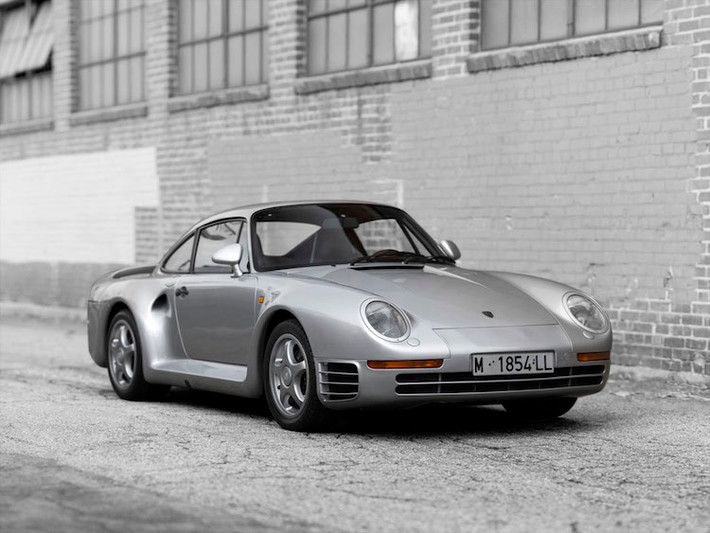 Porsche 959 - Đối thủ của Ferrari F40 trong thập niên 80, được trang bị những công nghệ cực kỳ tân tiến vào thời điểm đó. Ngoài những chiếc xe trên, bộ sưu tập này còn có nhiều mẫu Ferrari và Porsche cổ với giá trị được tính cực cao.