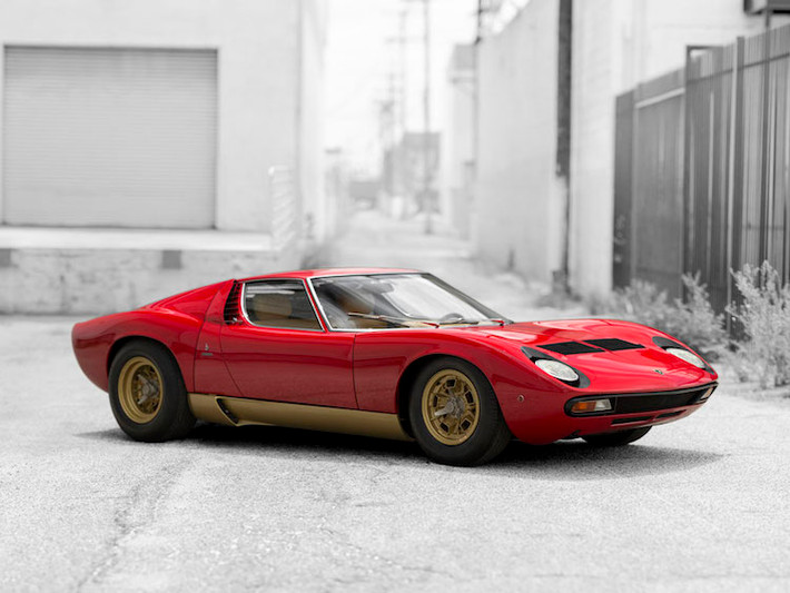 Trong khi đó, Lamborghini Miura P400SV, với động cơ đặt giữa, dẫn động cầu sau được coi là "thuỷ tổ" của những chiếc siêu xe hiện đại ngày nay.