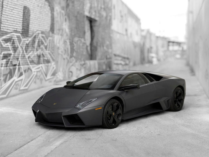 Lamborghini Reventon - mẫu siêu xe lấy cảm hứng từ máy bay chiến đấu, được sản xuất với số lượng chỉ 20 chiếc và có giá bán khi mới lên tới 1,5 triệu USD.