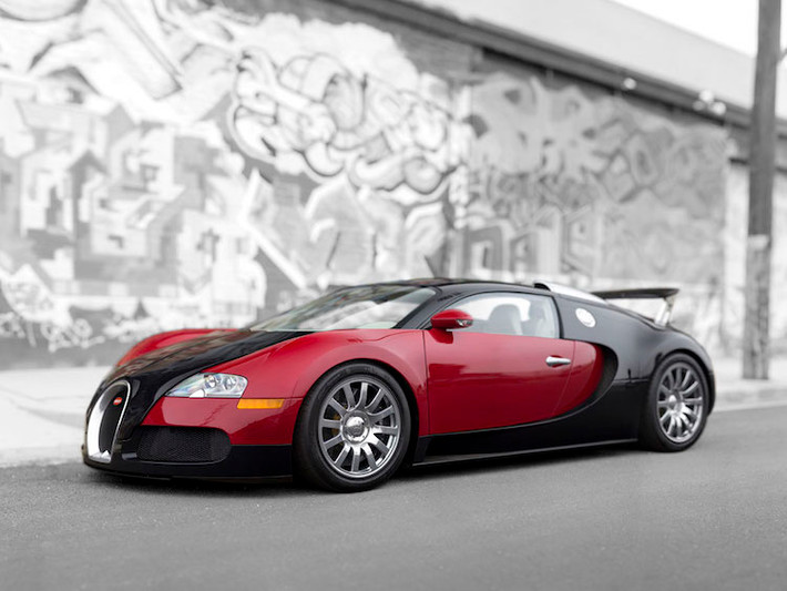 Ở trong lô đấu giá này, có 2 chiếc Veyron được đưa lên sàn. Chiếc xe trong hình là chiếc Veyron đầu tiên được sản xuất.