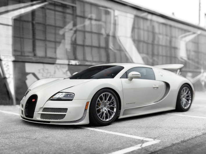 Một chiếc Bugatti Veyron Supersport trong tông màu trắng đặc biệt, thay vì màu cam/đen như thường thấy.