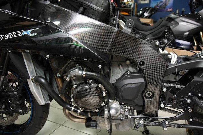 Khung xe được ốp sợi carbon thật...