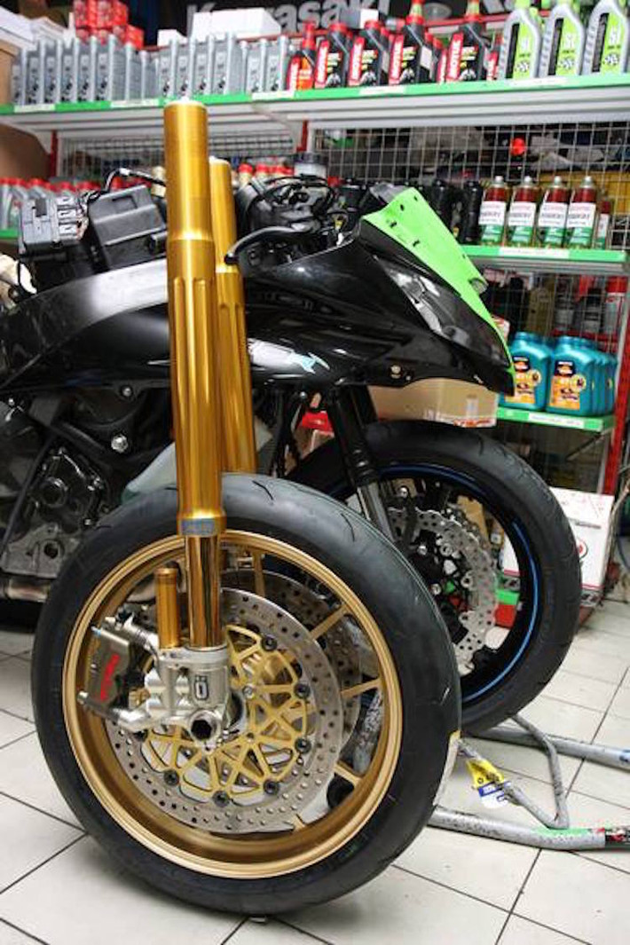 Dàn chân trước được thay bằng phuộc Ohlins, phanh Brembo kép cùng mâm Marchesini.