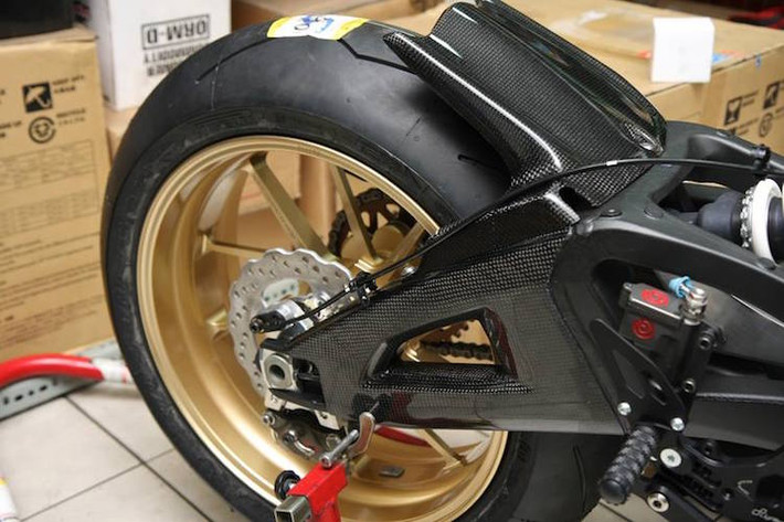Gắp sau được ốp sợi carbon, cùng mâm Marchesini và phanh Brembo Billet.