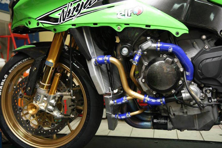 "Nhân tiện" tháo fairing, chủ xe đã trang bị dàn ống dẫn nước giải nhiệt Samco Sport.