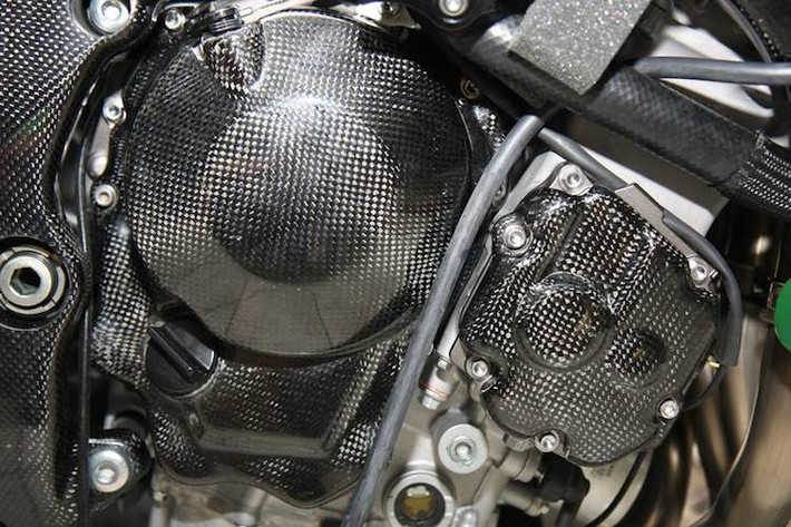 Tương tự, hai bên bưởng máy cũng sử dụng ốp sợi carbon.