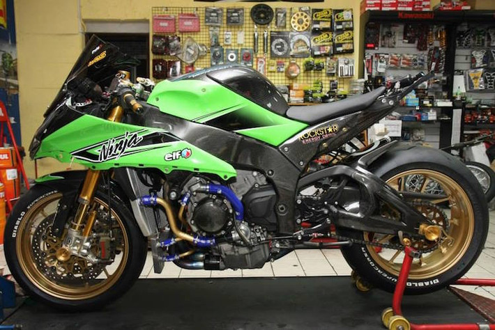 Những chi tiết còn lại chưa có sợi carbon chỉ còn là fairing và dàn vỏ.
