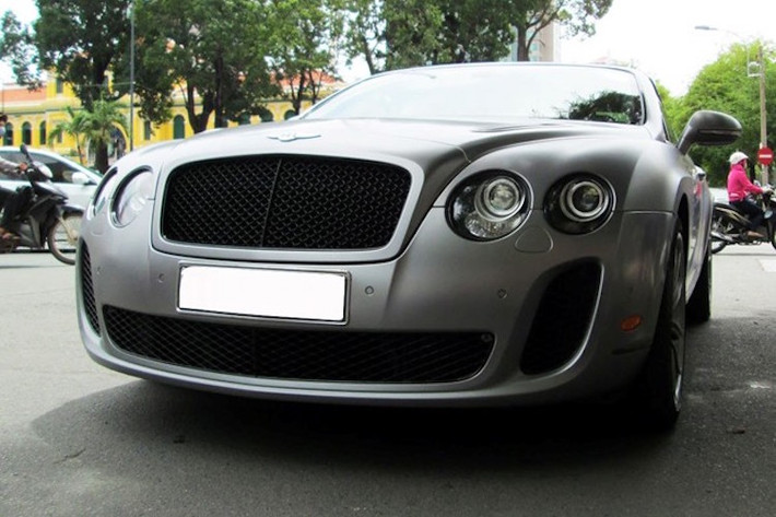 Giống như bản coupe, Supersport Convertible cũng có một số thay đổi bên ngoài ngoại thất bao gồm body kit thể thao, nắp ca-pô có khe tản nhiệt,...