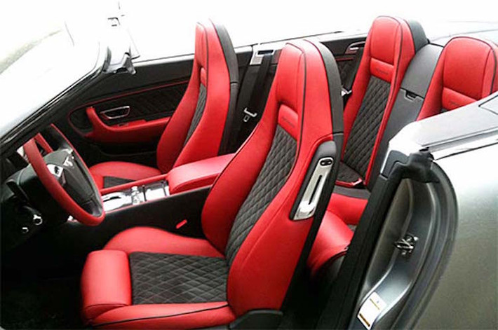 Bên trong nội thất của xe vẫn đạt tiêu chuẩn "siêu sang" của Bentley với da bọc màu đỏ cao cấp kết hợp cùng vải Alcantara. Ngoài ra chiếc xe còn có các chi tiết ốp trang trí bằng sợi carbon.